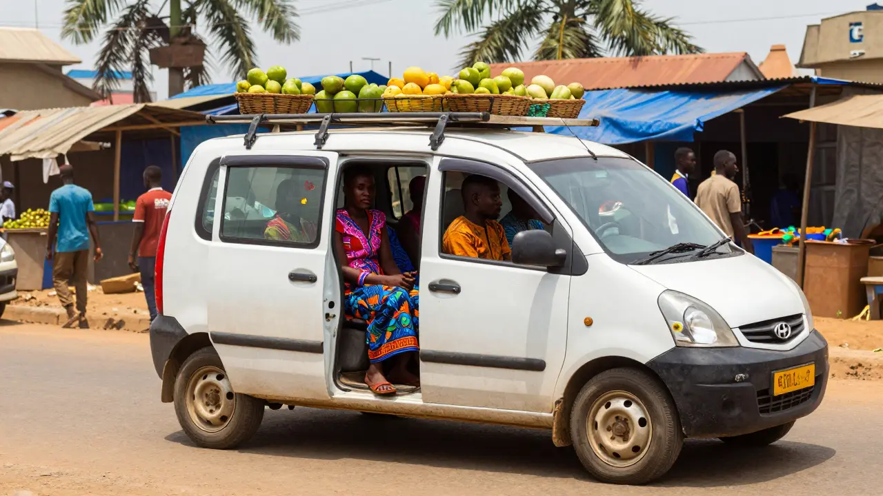 Hyundai i10 jako sdílené taxi v nigerijském trhu s pěti cestujícími a koši s ovocem.